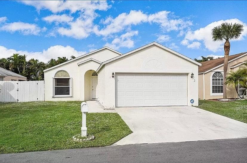 1st image of 7 Bentwater Cir
