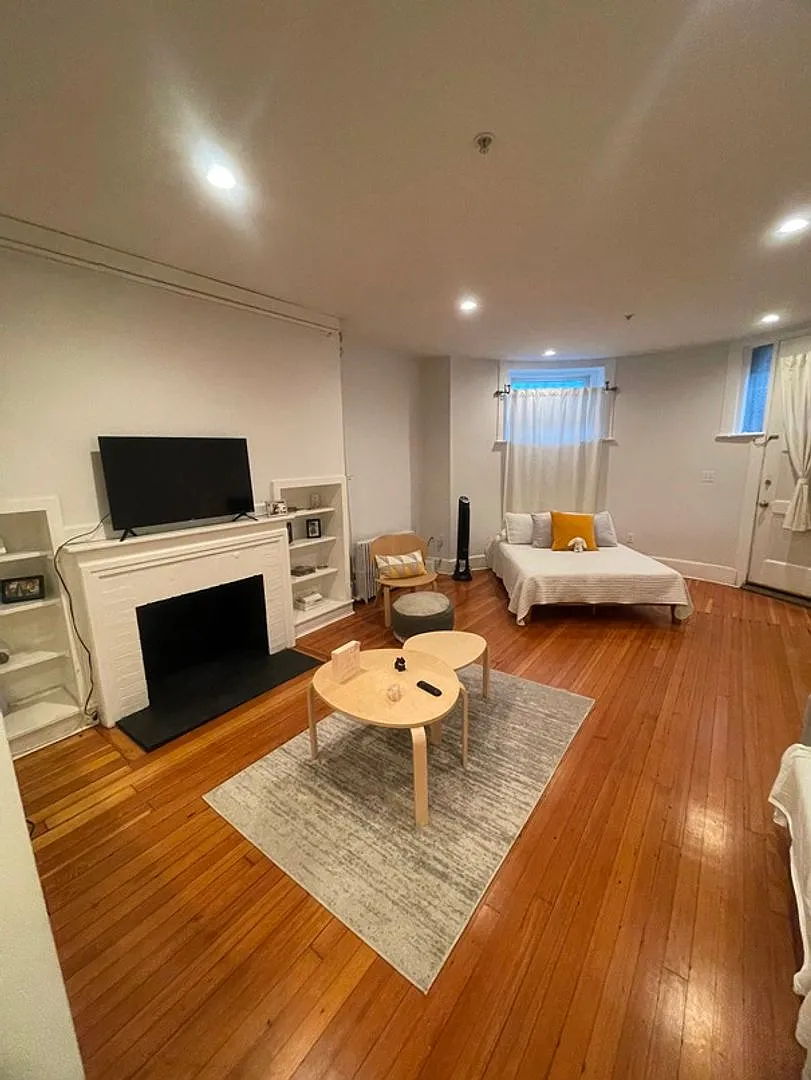 Charming Back Bay Studio — Photo 2