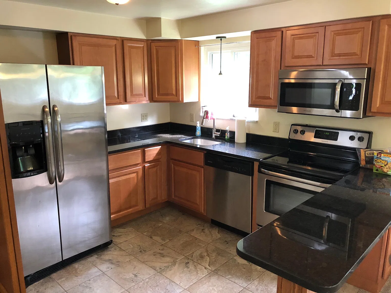 3 bed, 1.5 bath, 1421 sqft, $1,800 — Photo 2