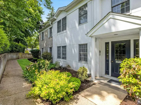 37 Colonial Village Dr, Hillsdale, NJ 07642