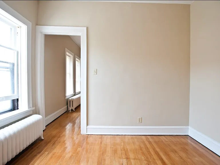 $1085 1 BR, 1 BA Apartment, Heat Included, Free Laundry - 1603 N Van Buren — Photo 9