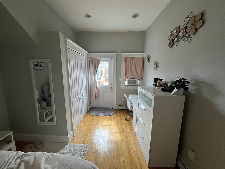 219 W 2nd St #2 — Photo 31