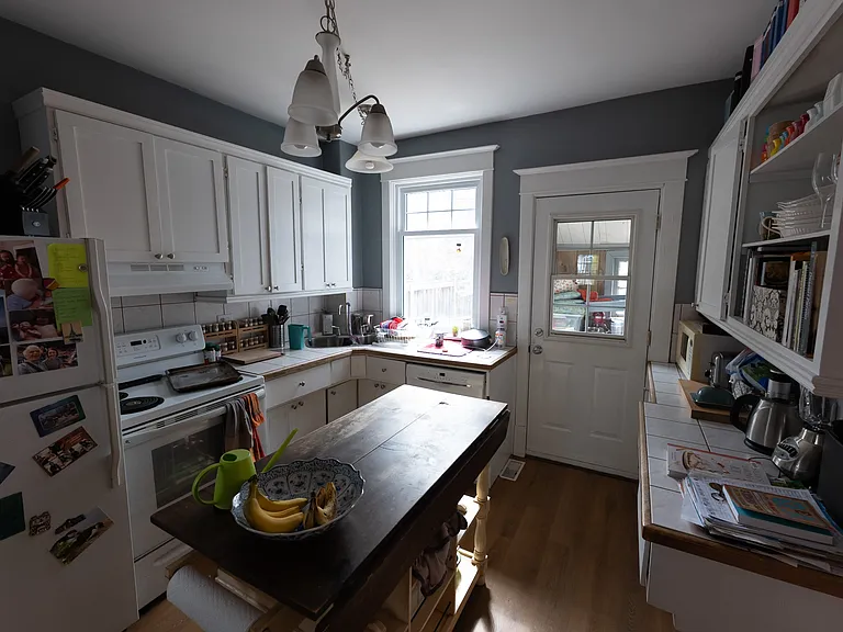 610 Woolwich St — Photo 2