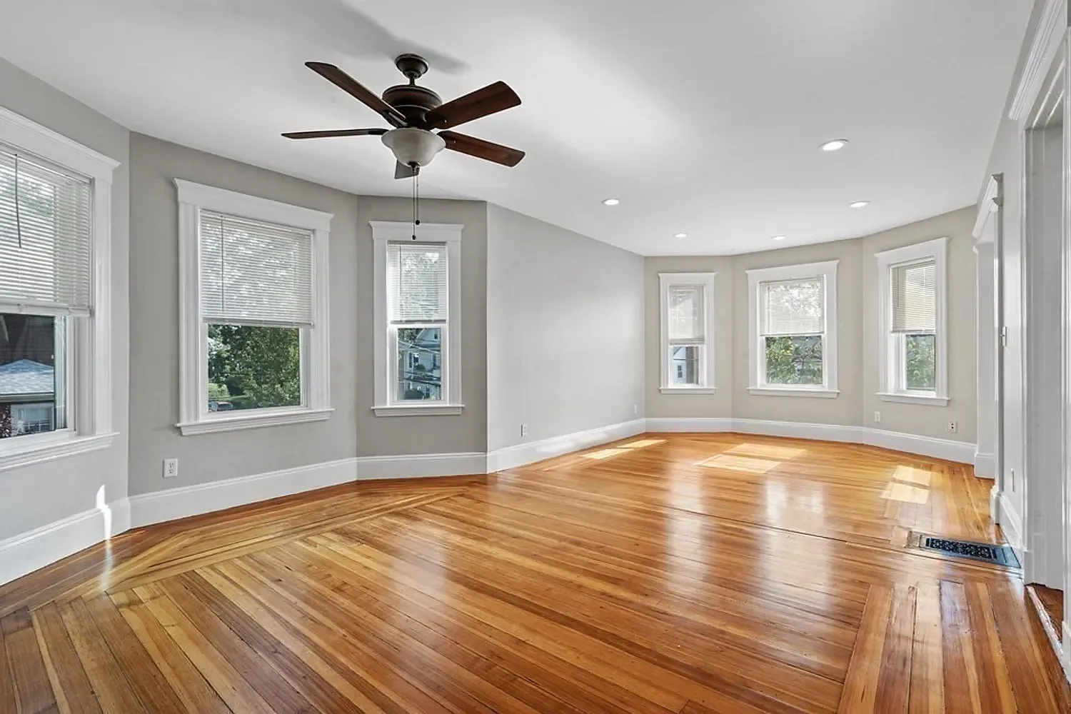 2 bed, 1100 sqft, $3,250 — Photo 2