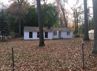 823 W River Rd, Muskegon, MI 49445