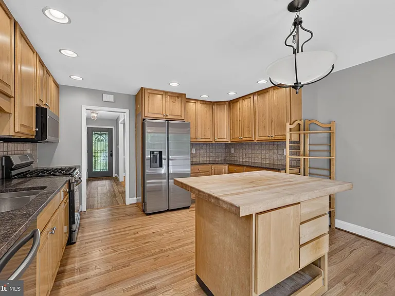 6443 Walters Woods Dr — Photo 23