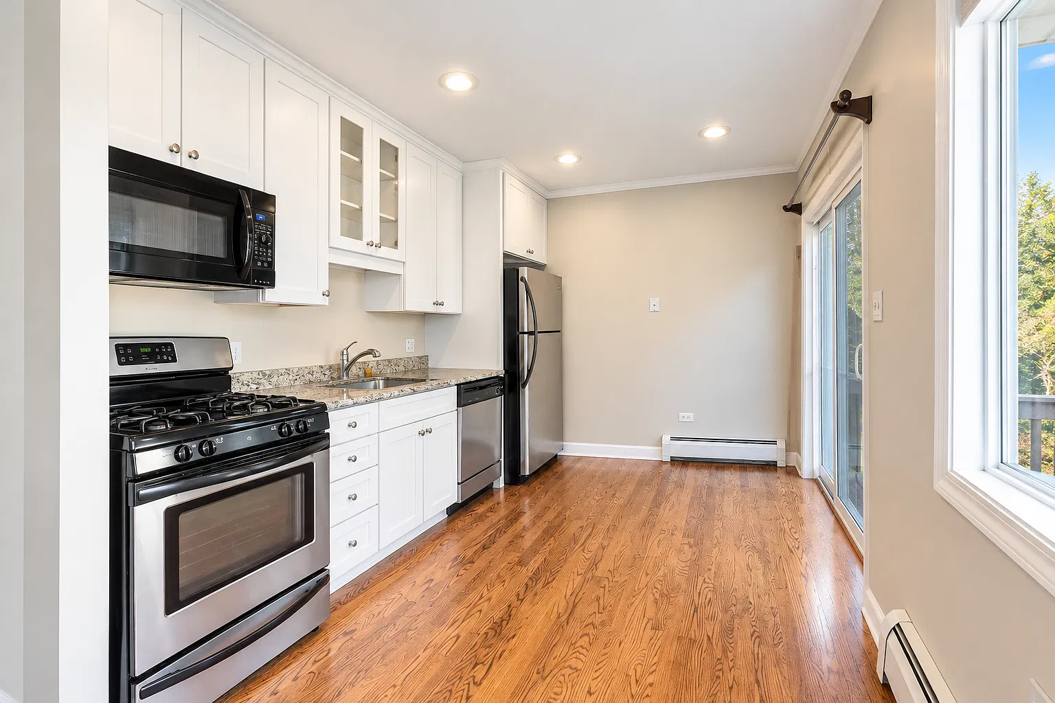 323 N Princeton Ave — Photo 1