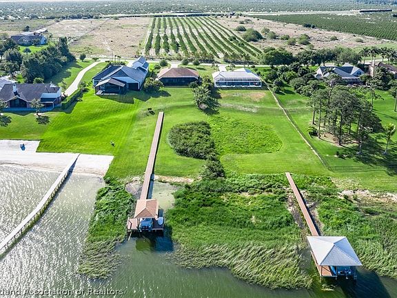 5th image of 207 S Bear Pointe Dr