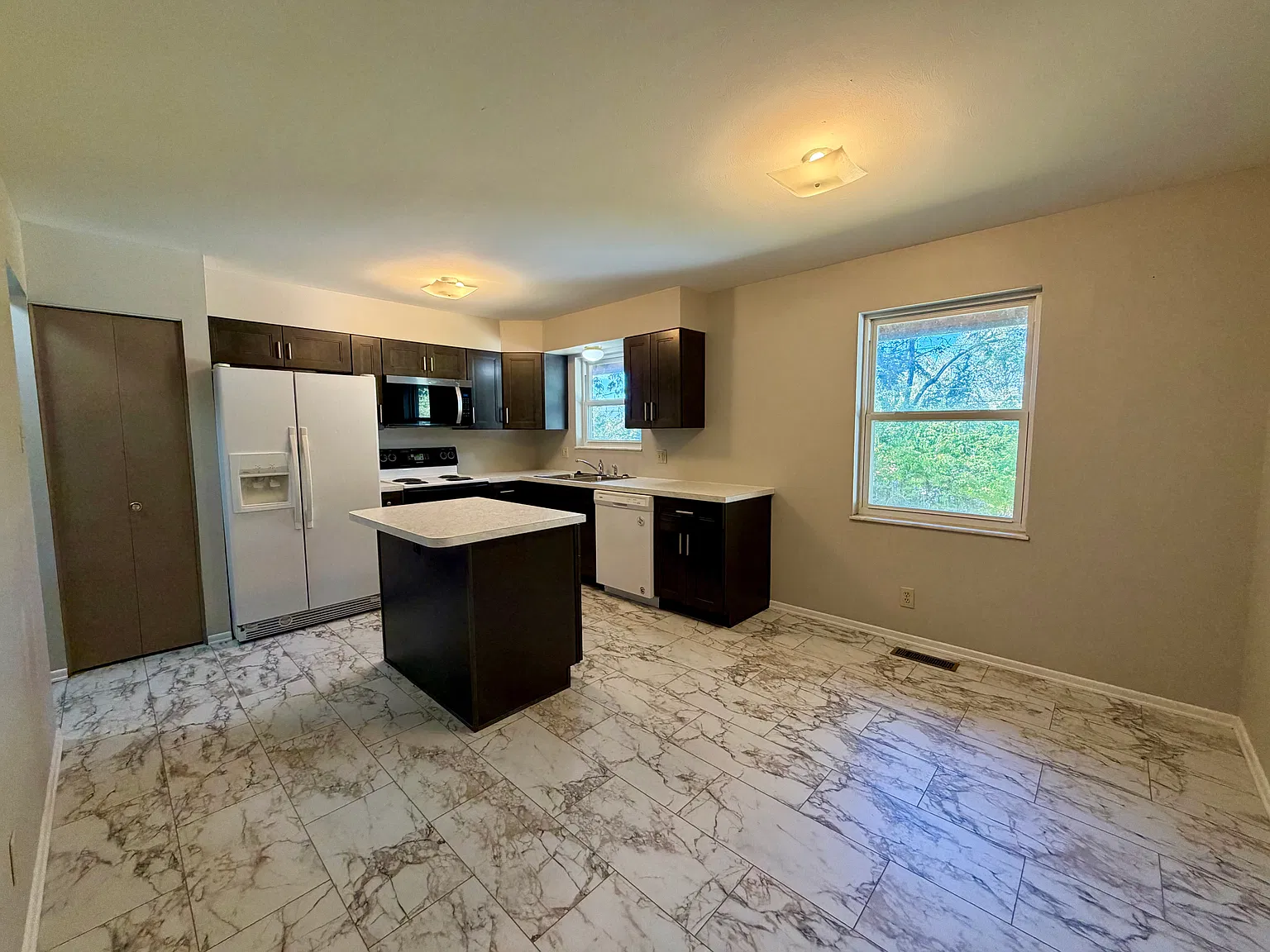 3 bed, 1131 sqft, $2,275 — Photo 4