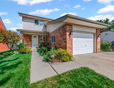 27928 Ursuline St, Saint Clair Shores, MI, 48081