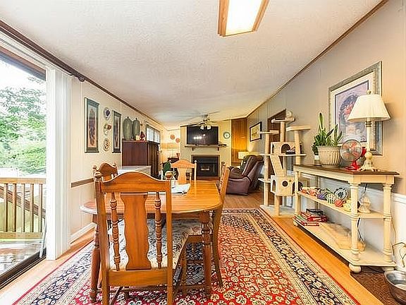 2nd image of 32 Lake Eden Cir