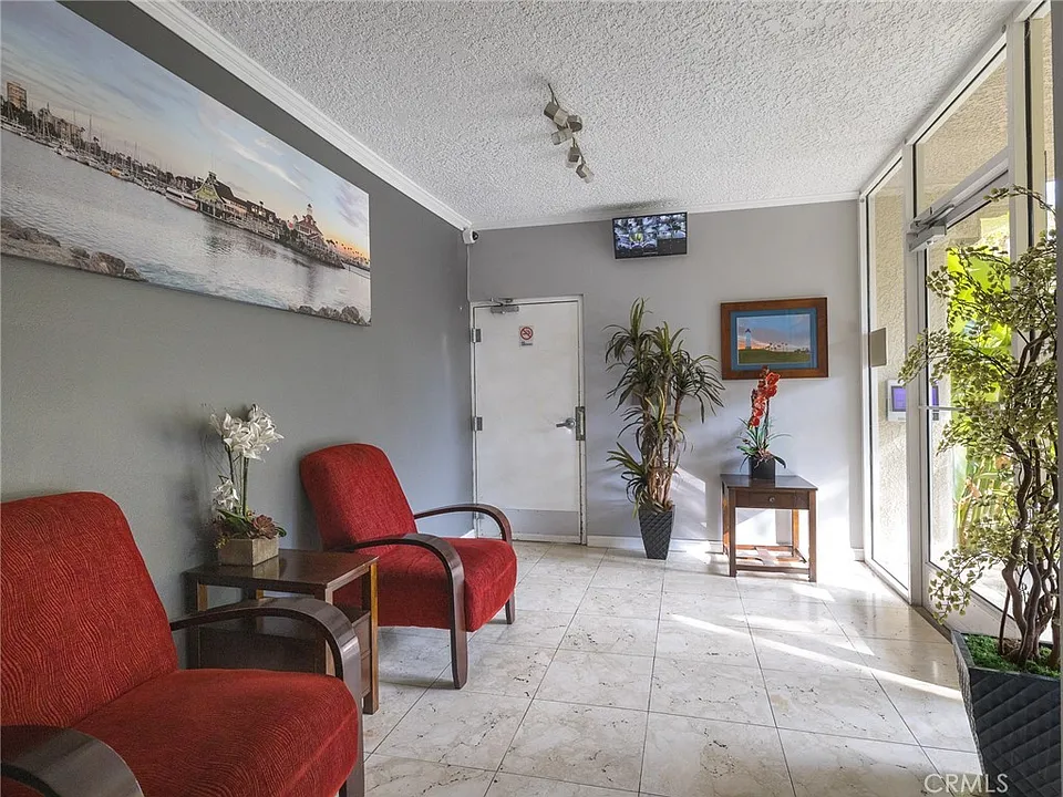 445 W 6th St #203