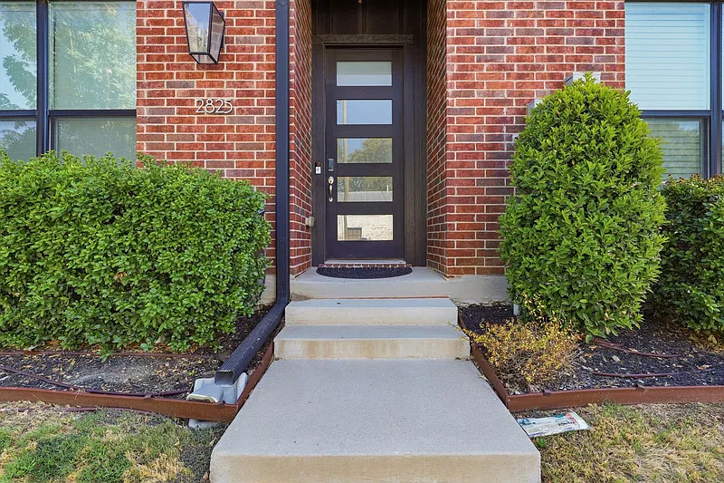 3 bed, 2.5 bath, 1993 sqft, $2,600 — Photo 1