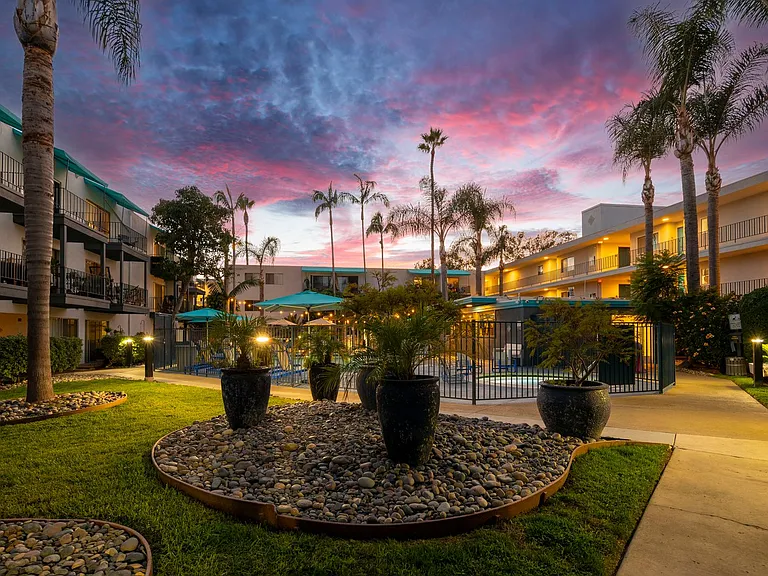 Catalina Pacific Apartments — Photo 14
