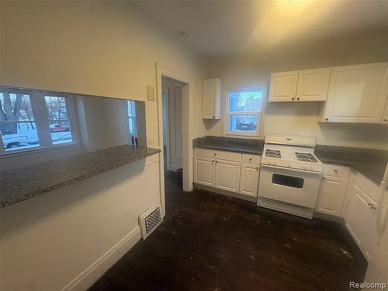 33 S Marshall St — Photo 13