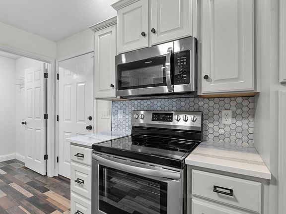 5th image of 1928 Garrett Dr