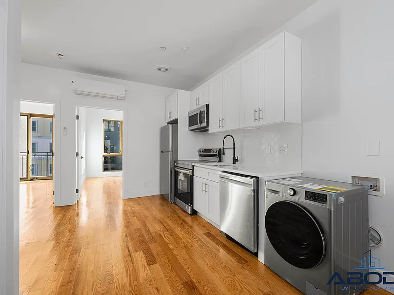 1012 Gates Ave #5C — Photo 1
