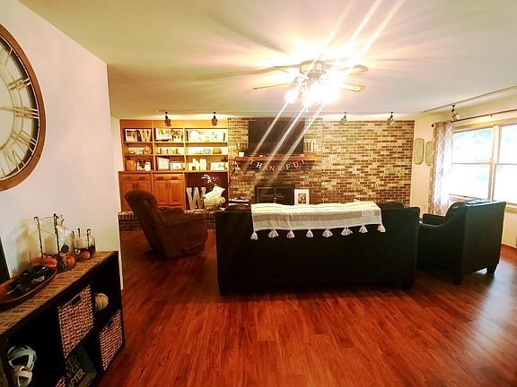 3rd image of 805 Meadow Ln
