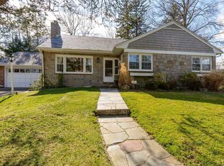 6 Pine Dr S, Roslyn, NY