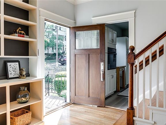 5th image of 822 W 28th St