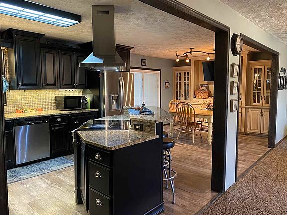 3rd image of 6 Centennial Ln
