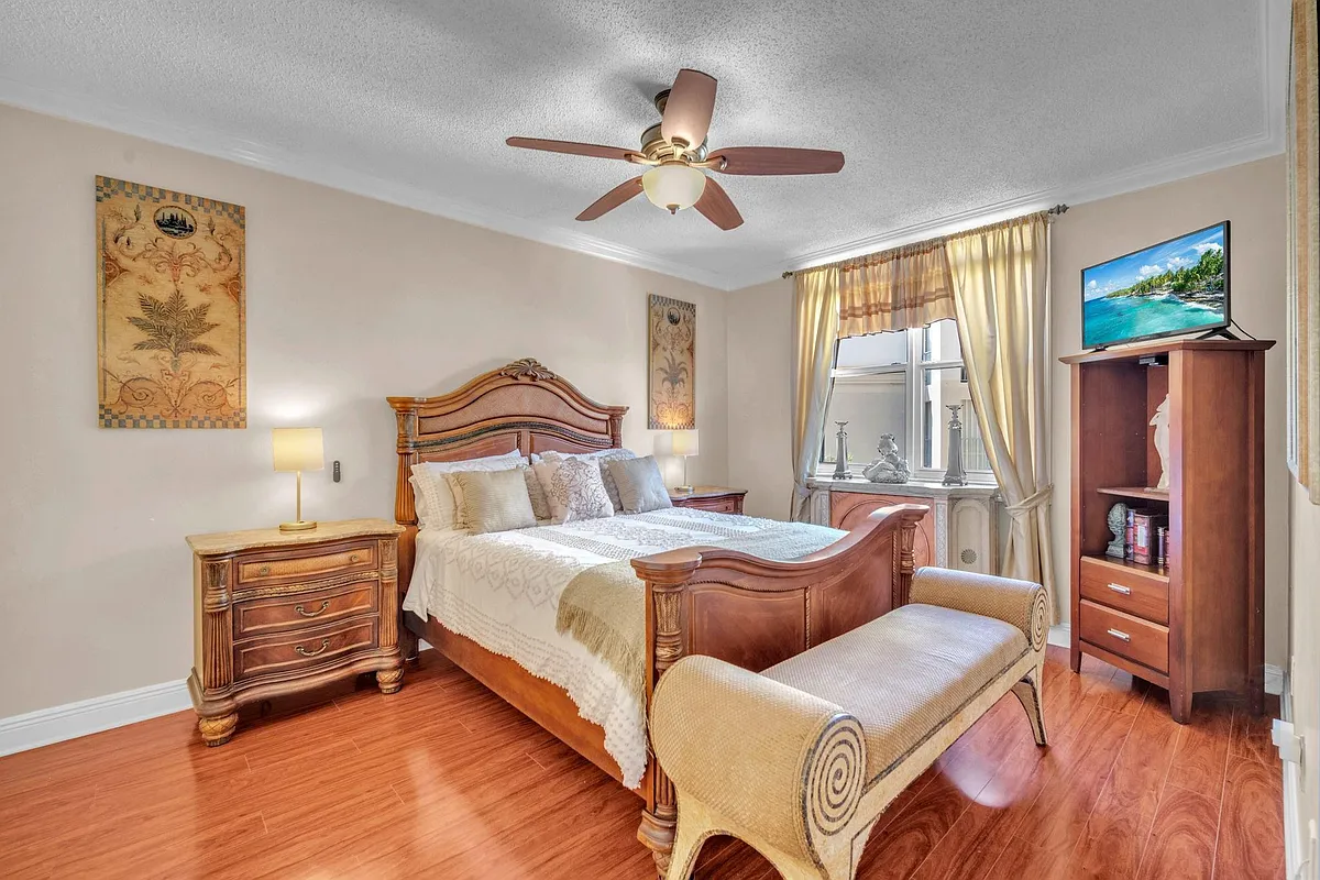 Building Photo - 630 Sapodilla Ave #407