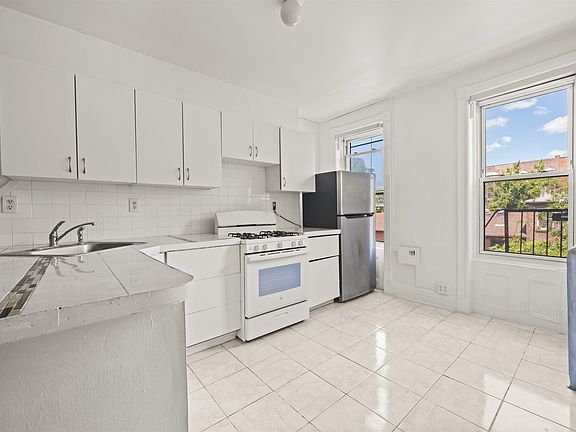 3rd image of 314 York St #3