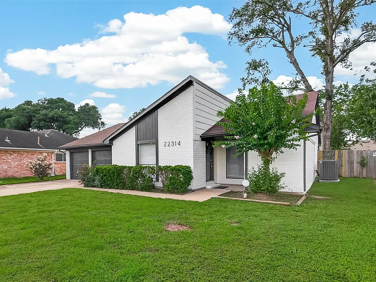 22314 N Fork Dr — Photo 2