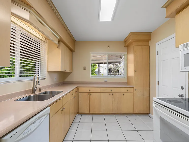 360 Palmetto St — Photo 17