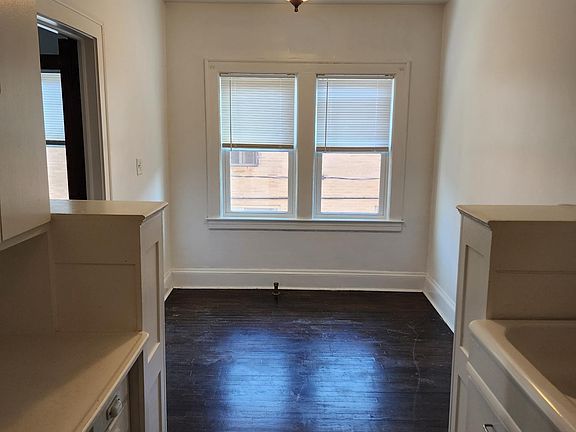 Kitchen #1, Eat-in area