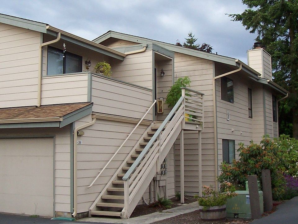 Top floor end unit with garage