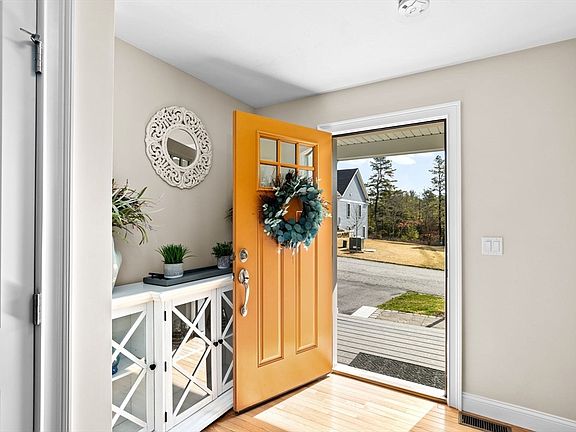 3rd image of 24 Lotus Dr