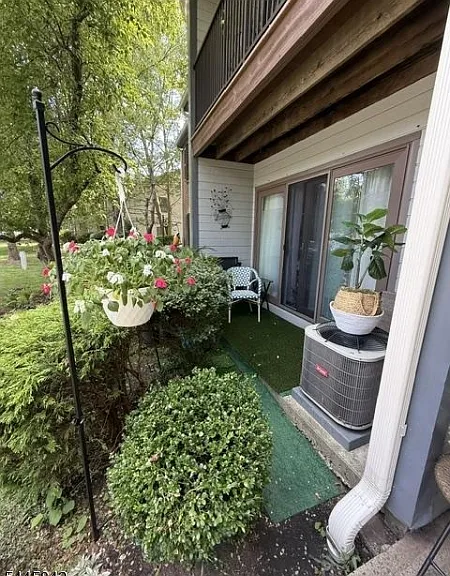 131 Irving Pl — Photo 3