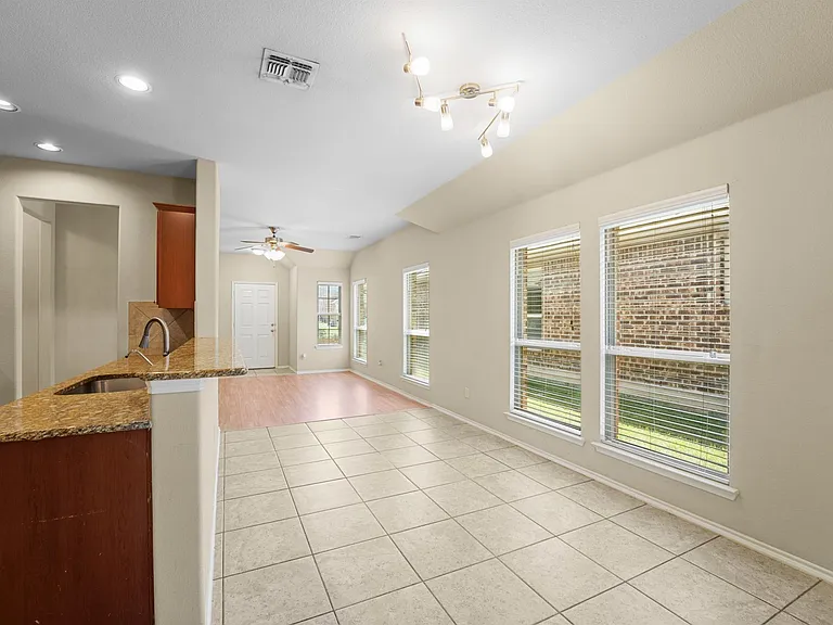 9928 Pronghorn Rd — Photo 4
