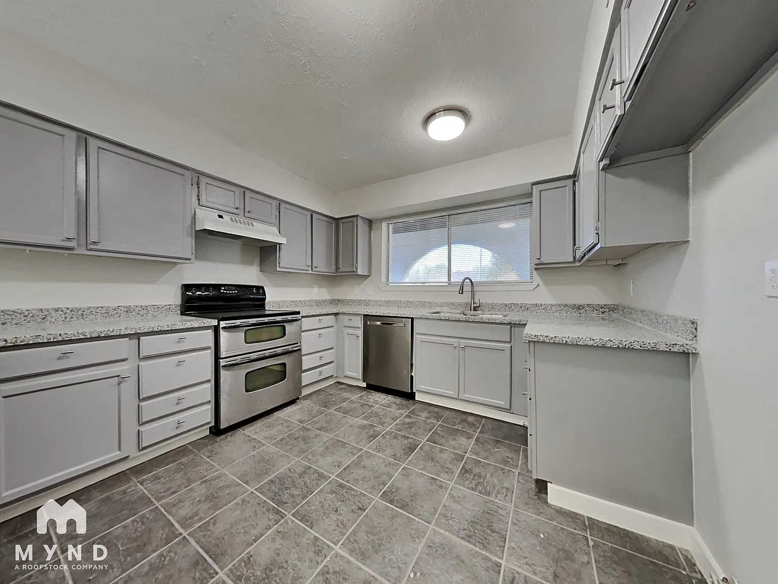 4 bed, 2.5 bath, 2417 sqft, $2,145 — Photo 3