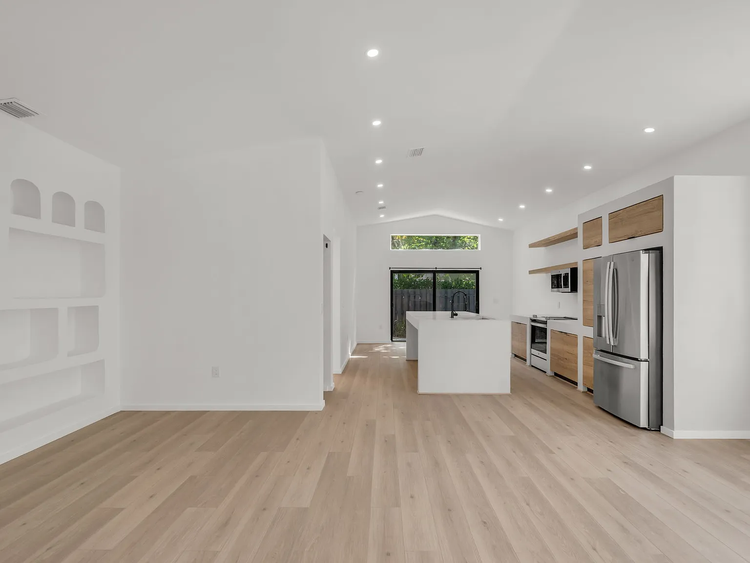 4 bed, 1597 sqft, $6,000 — Photo 2