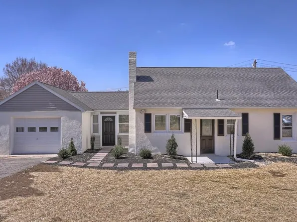 20 Pennock Ln, West Grove, PA 19390