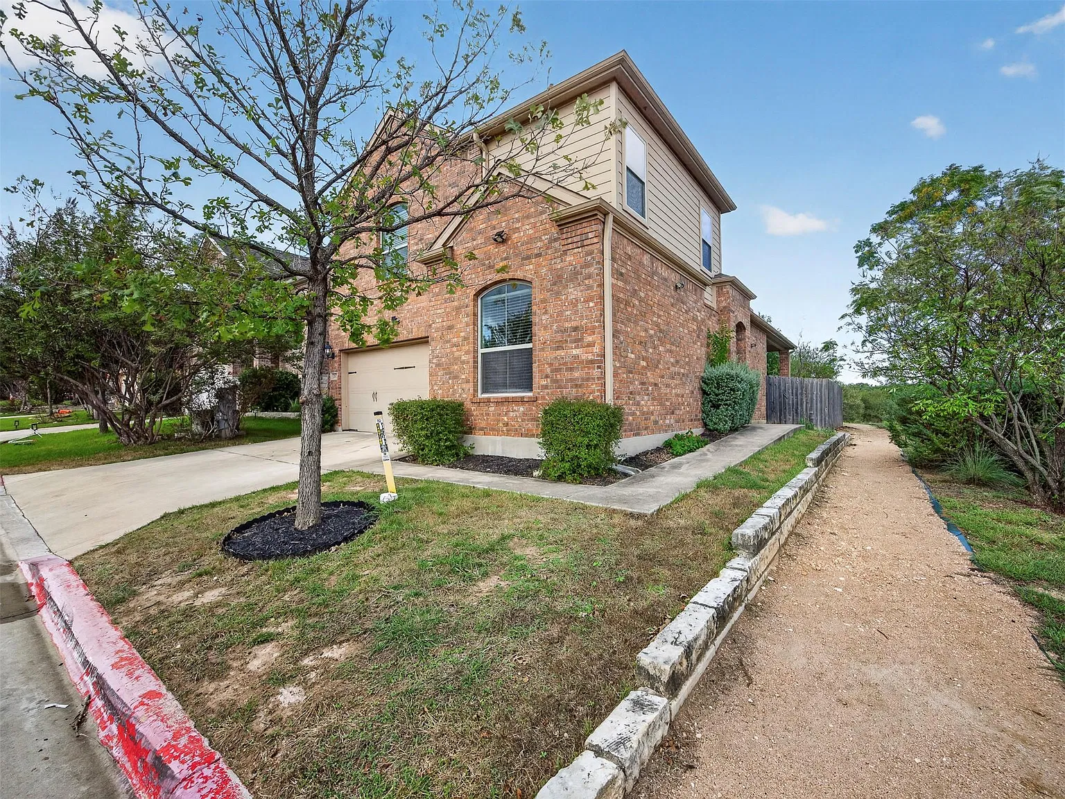 4 bed, 3.0 bath, 2151 sqft, $2,150 — Photo 2