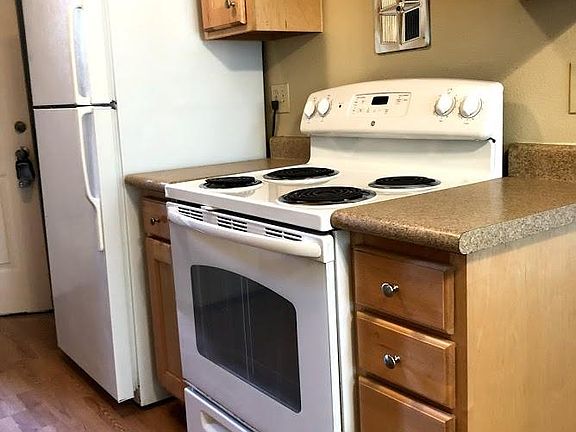 Full sized fridge and self cleaning oven