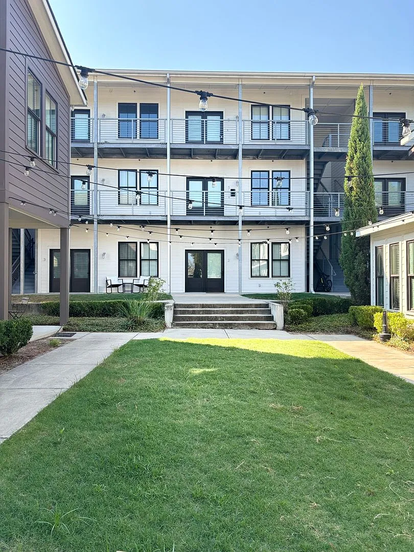 Upscale 2 Bed/1.5 Bath Apartment In The Heart Of Savannah! — Photo 2