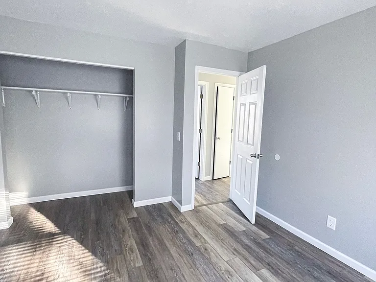 Clinic Court Apartments — Photo 32
