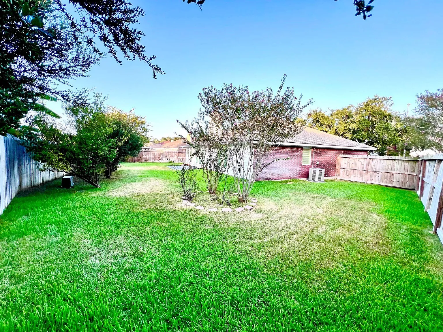 3 bed, 2.0 bath, 1761 sqft, $2,100 — Photo 3