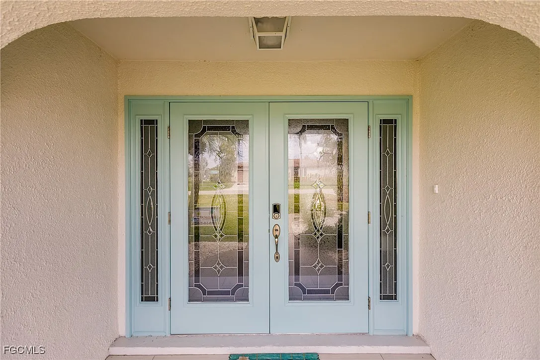 3 bed, 2.0 bath, 1957 sqft, $7,500 — Photo 2