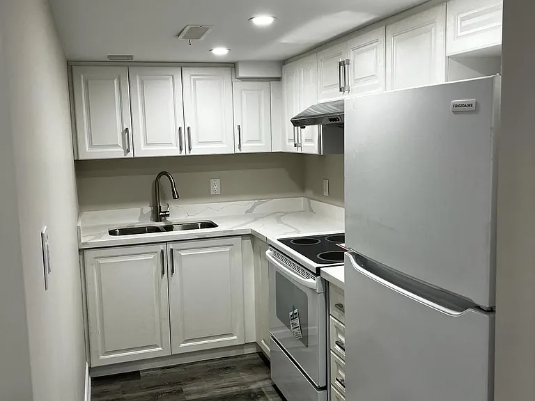 309 Alexander Cres NE — Photo 3