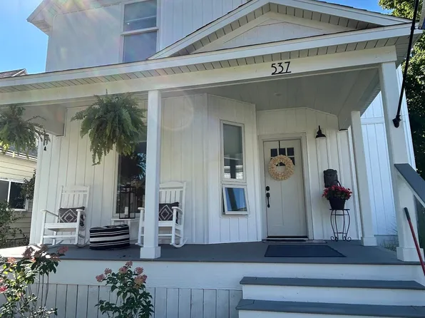 537 W 11th St, Traverse City, MI 49684