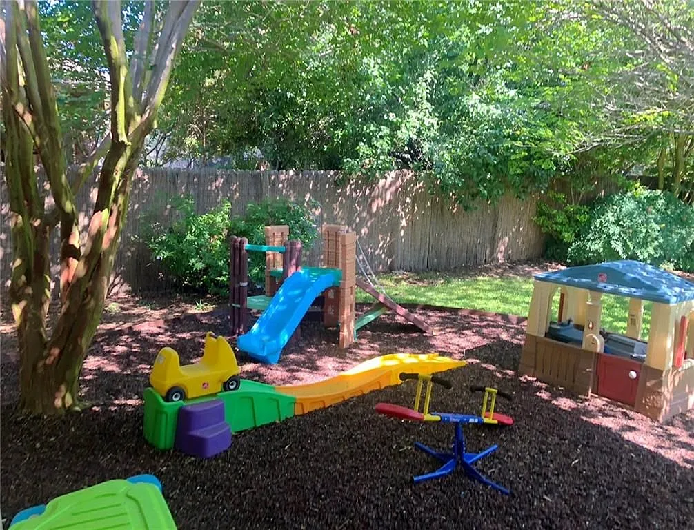 3 bed, 2048 sqft, $2,200 — Photo 2