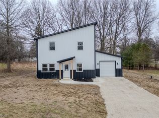 1352 Hillcrest Dr, Atwater, OH