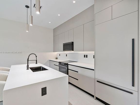 5th image of 3318 Day Ave Unit 6