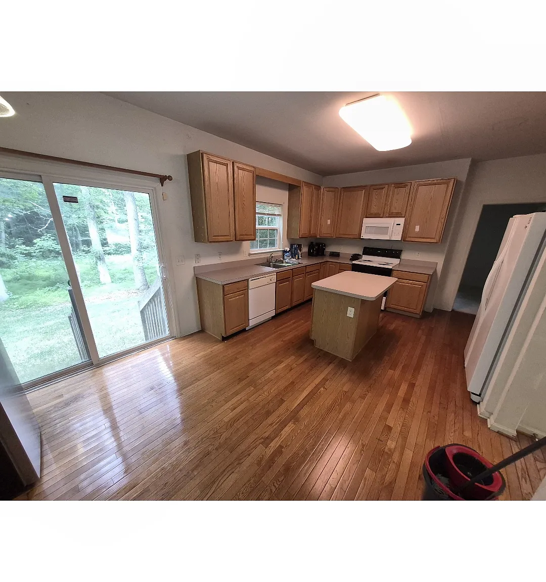 4 bed, 2.5 bath, 2575 sqft, $900 — Photo 1