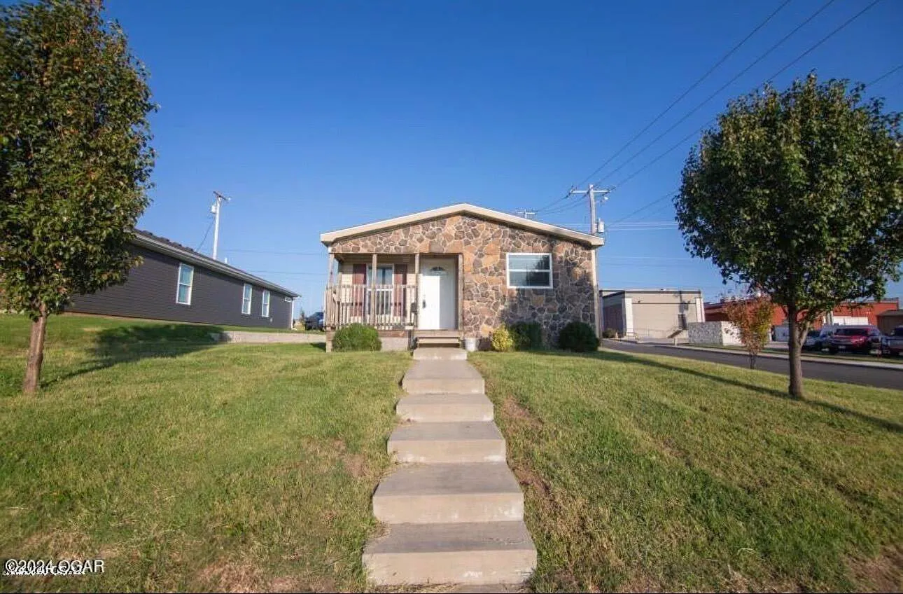 3 bed, 2.0 bath, 1150 sqft, $1,300 — Photo 1
